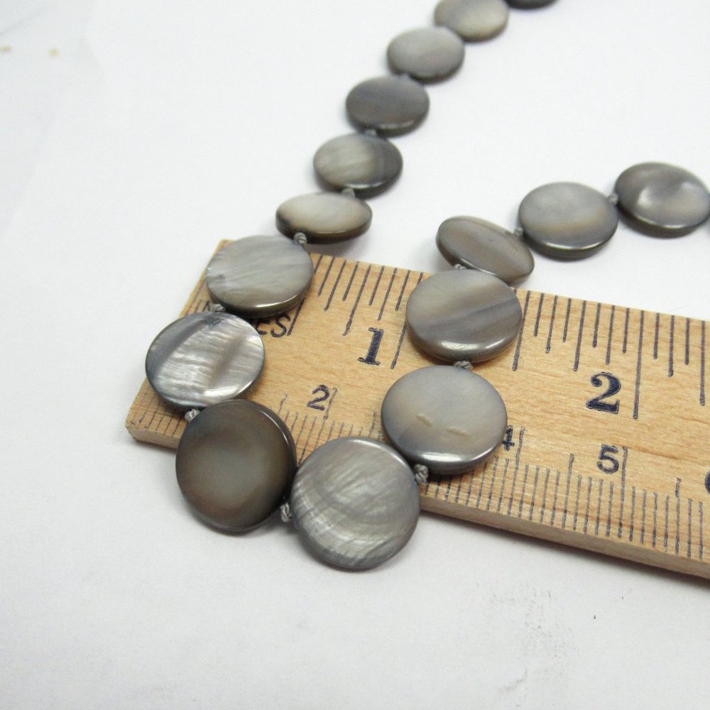 Hand Knotted Shell necklace - Picture 6 of 8